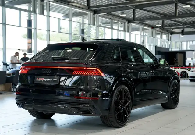 Audi Q8 view 7