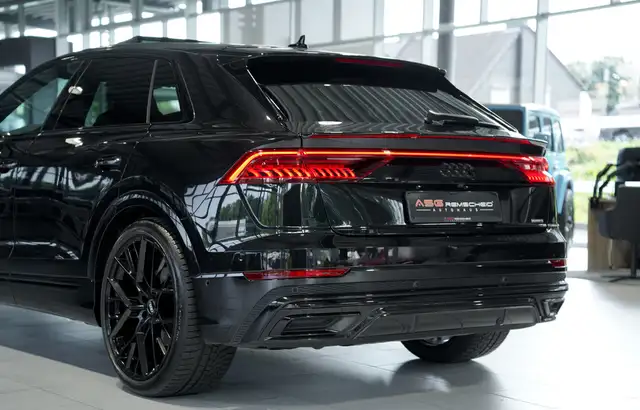 Audi Q8 view 14
