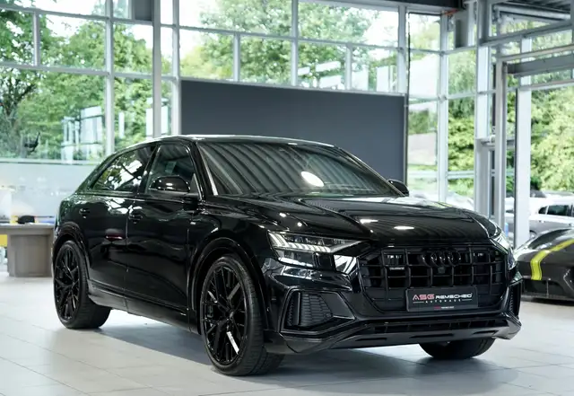 Audi Q8 view 5