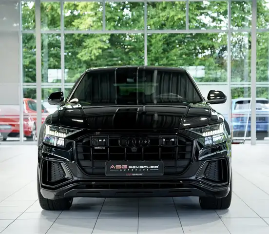 Audi Q8 view 3