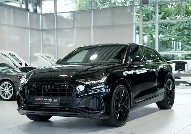 Audi Q8 view 4