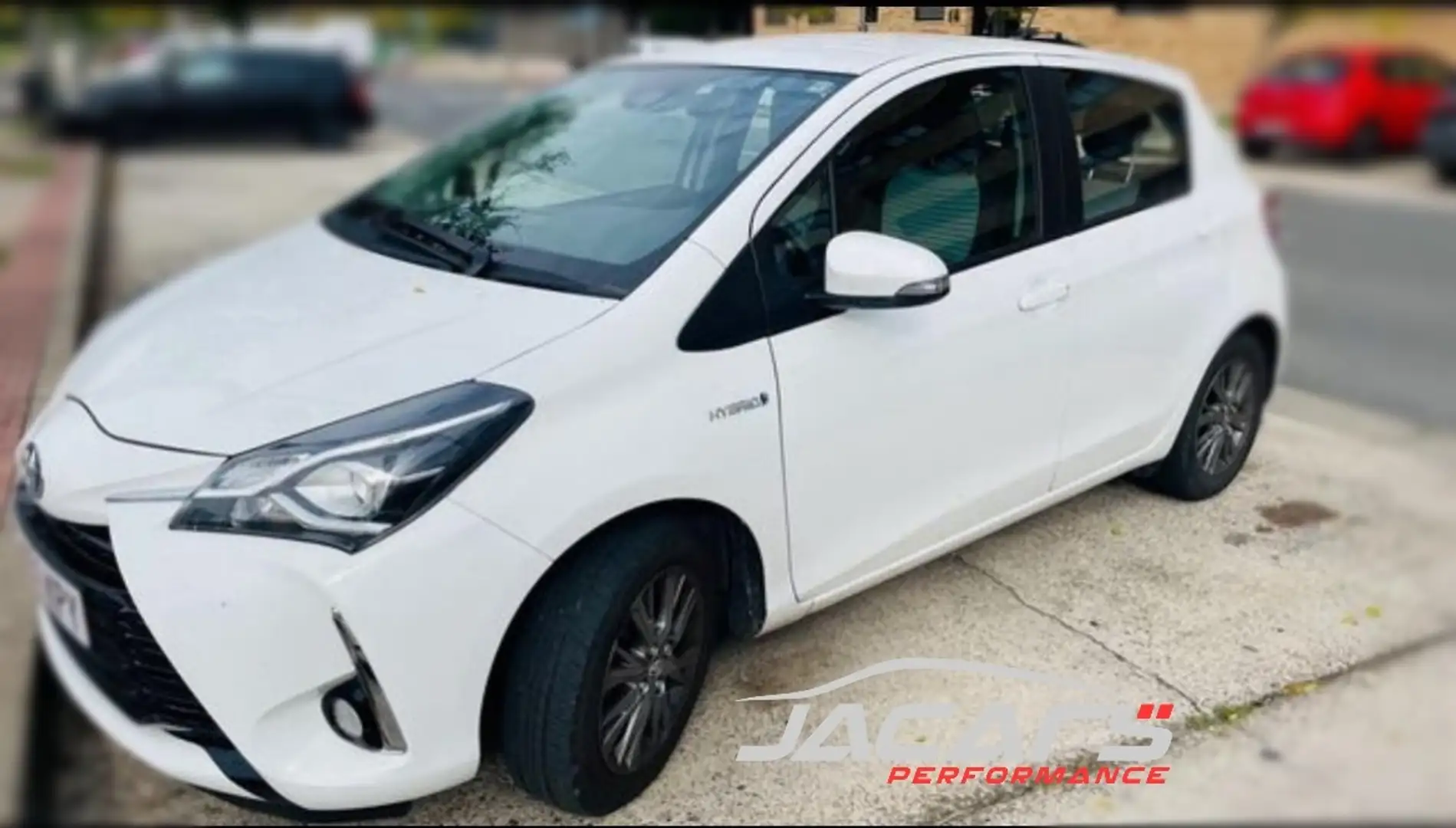 Toyota Yaris 100H 1.5 Active Blanc - 1