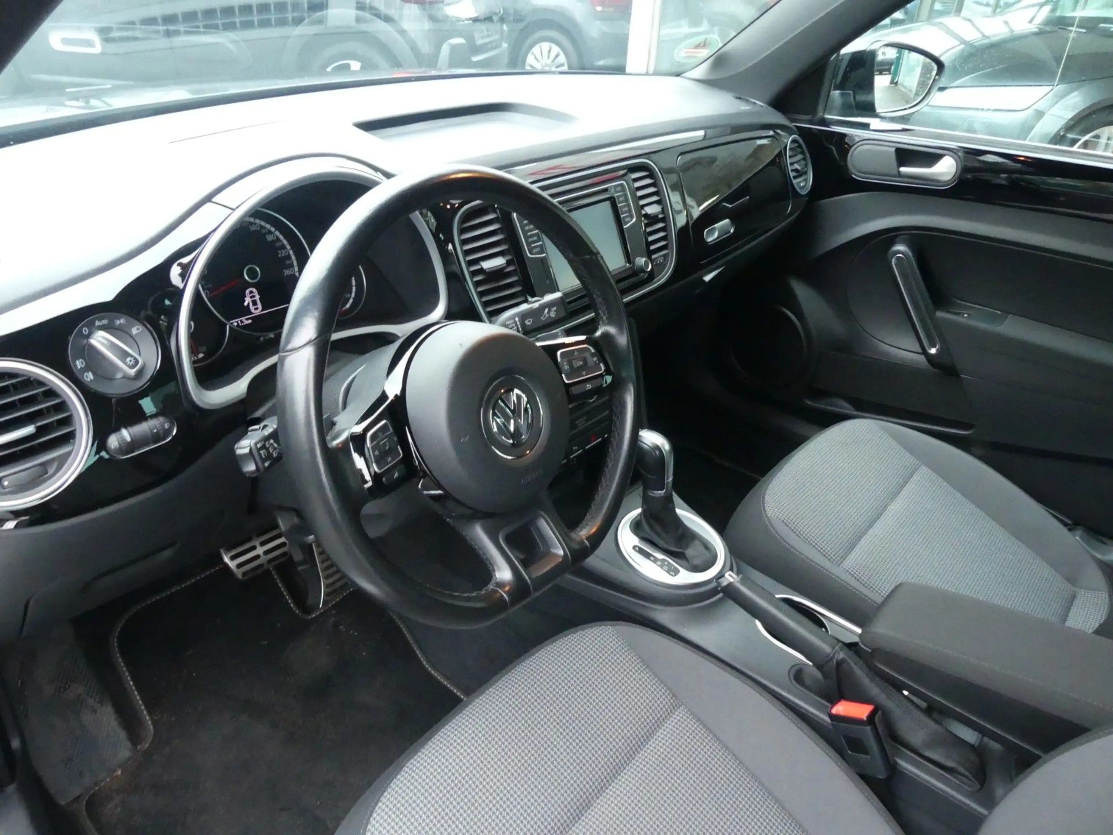 Volkswagen Beetle Lim. Design BMT DSG — photo 8