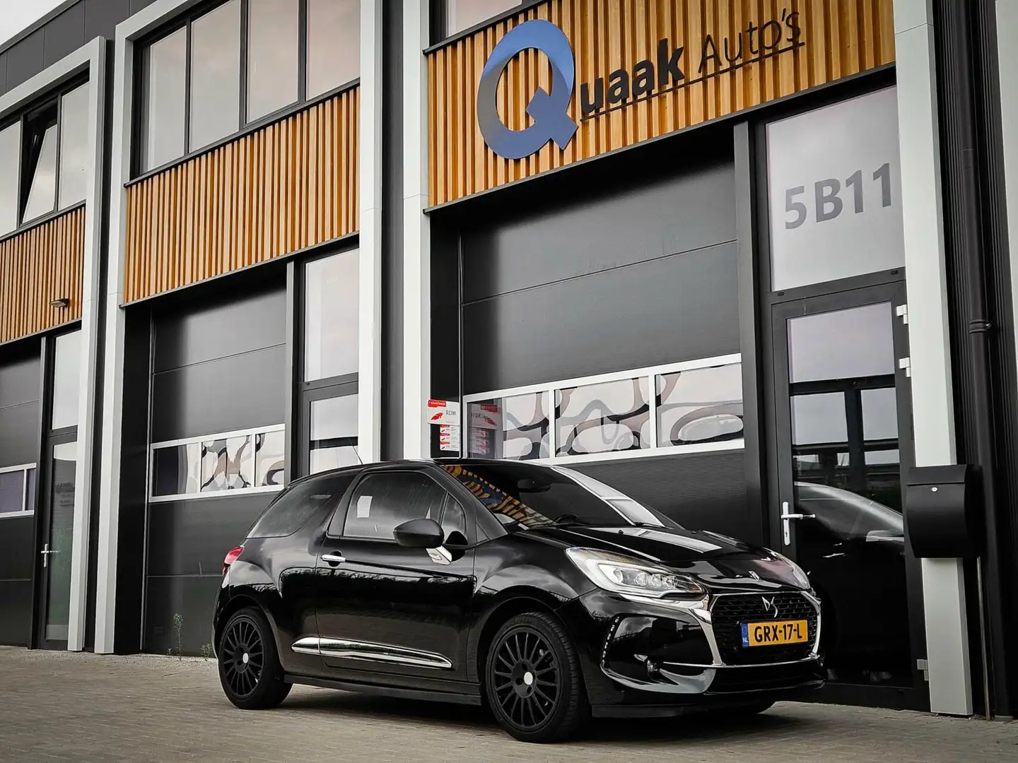 DS Automobiles DS 3 1.2 PureTech So Chic | LED | CRUISE | PARKEERSENSO Zwart - 2