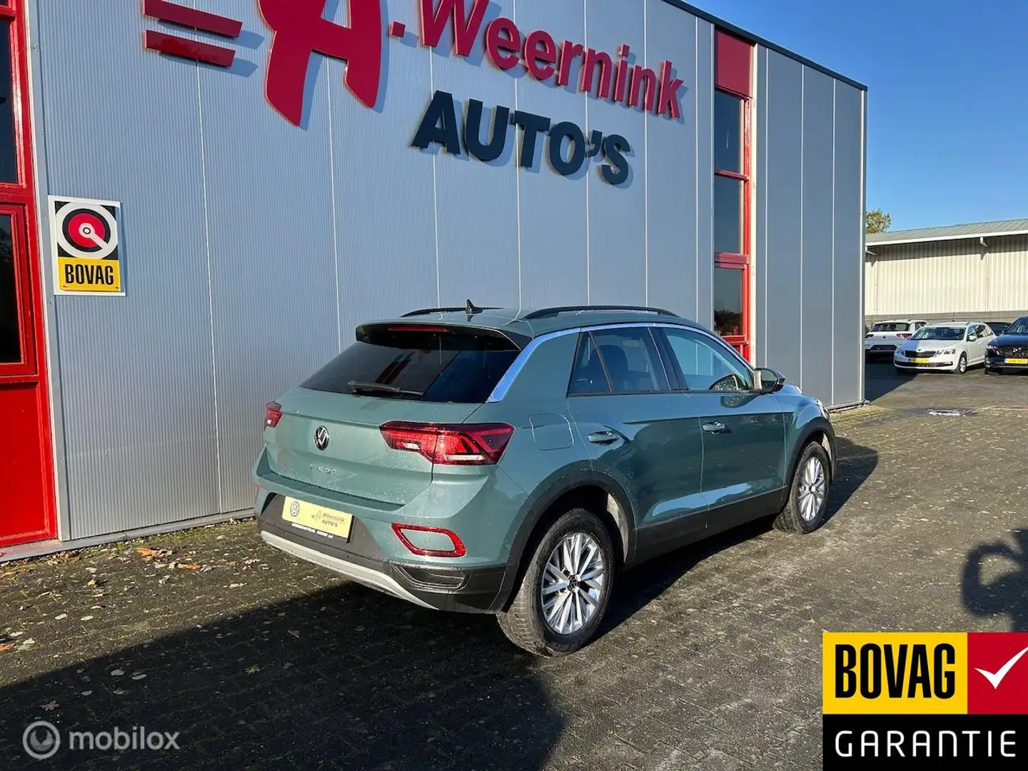 Volkswagen T-Roc 1.5 TSI Life Business IQ drive Camera Trekhaak 123 Blauw - 2