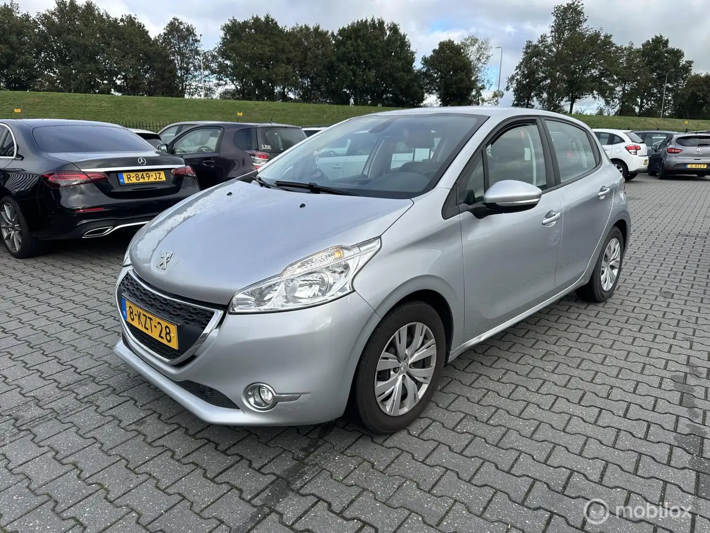 Peugeot 208 1.2 VTi Active Grijs - 1
