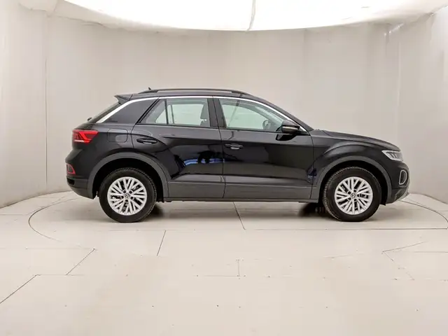 Volkswagen T-Roc view 3