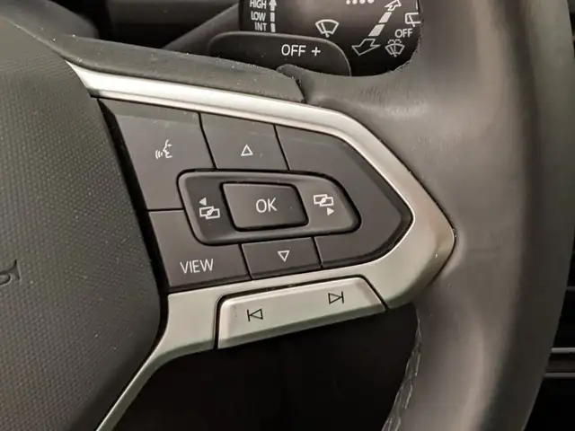 Volkswagen T-Roc view 11