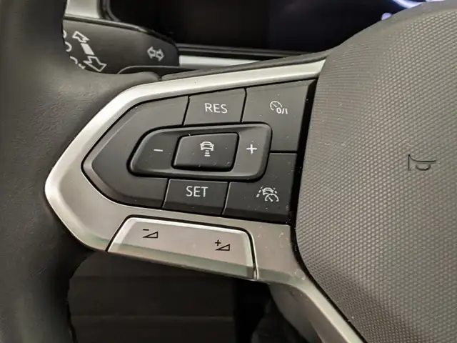 Volkswagen T-Roc view 10
