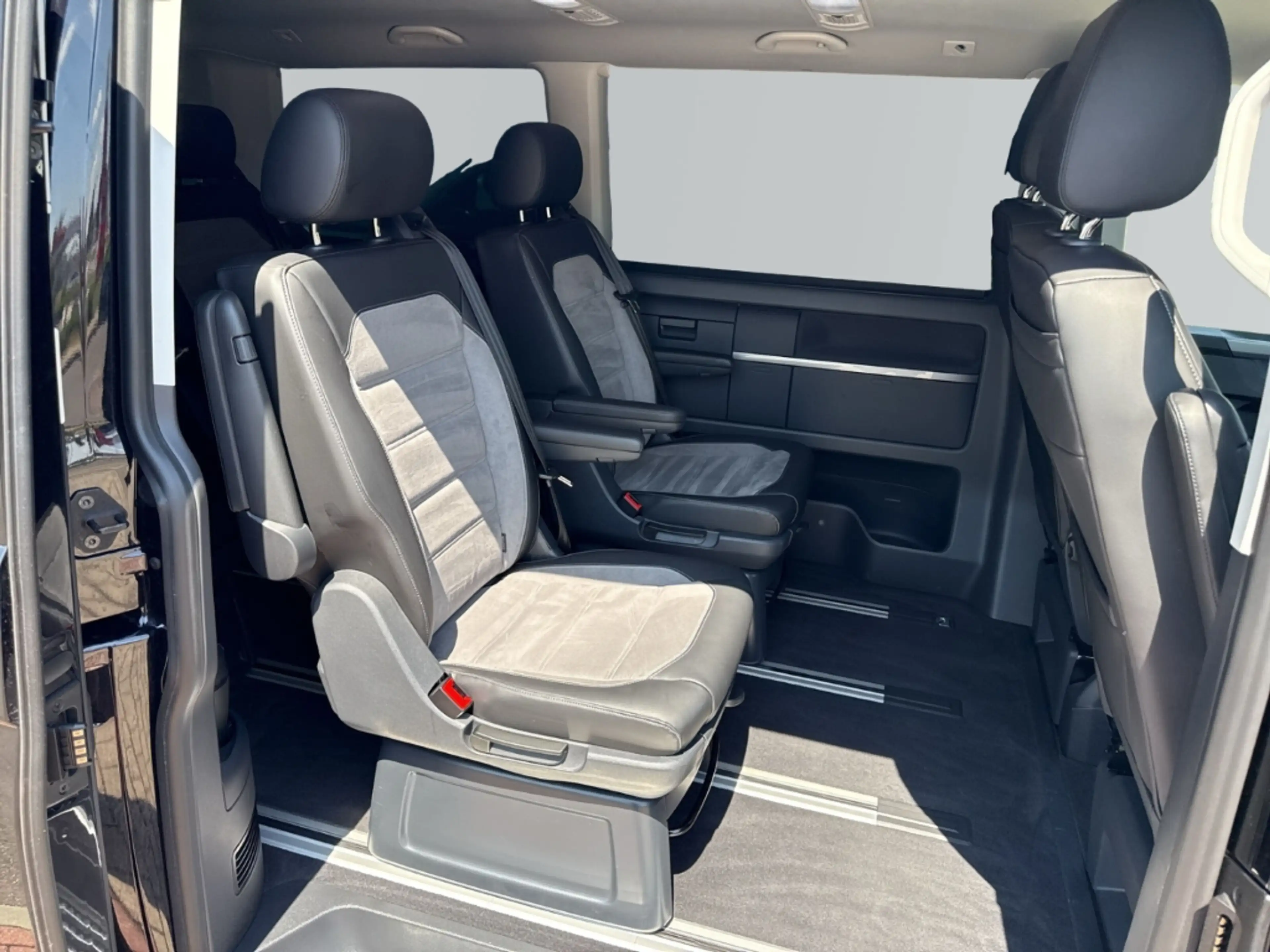 Volkswagen T6.1 Multivan Generation Six 2.0 TDI 4MOTION DSG AD LED SHZ Stan — photo 9