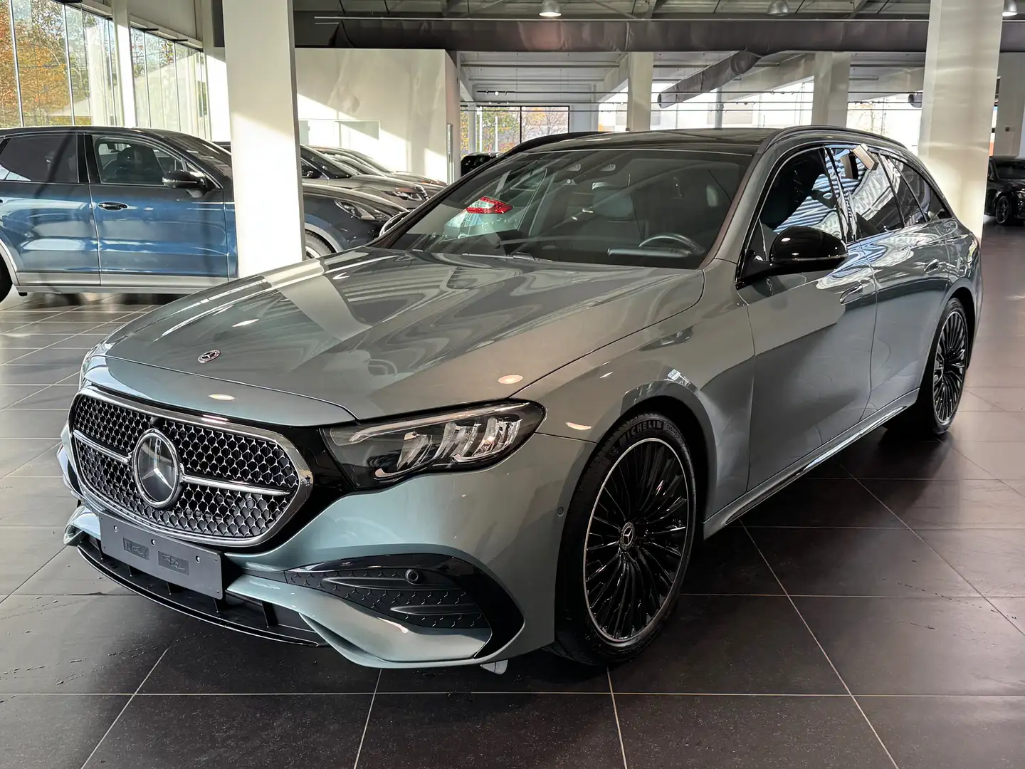 Mercedes-Benz E 300 e Break Amg Mbux Hyperscreen, Panorama, Burmester Vert - 1