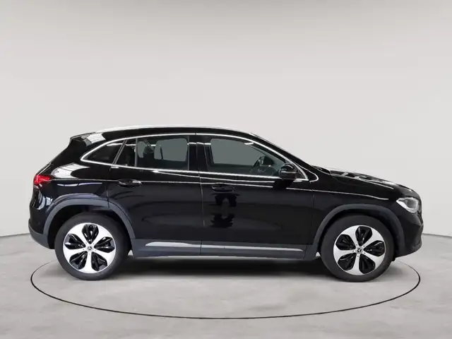 Mercedes-Benz Gla view 3