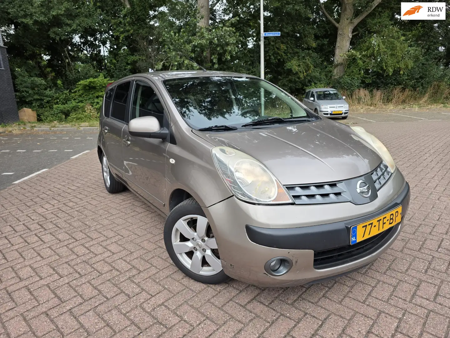 Nissan Note 1.6 First Note Clima 5DR Bruin - 1