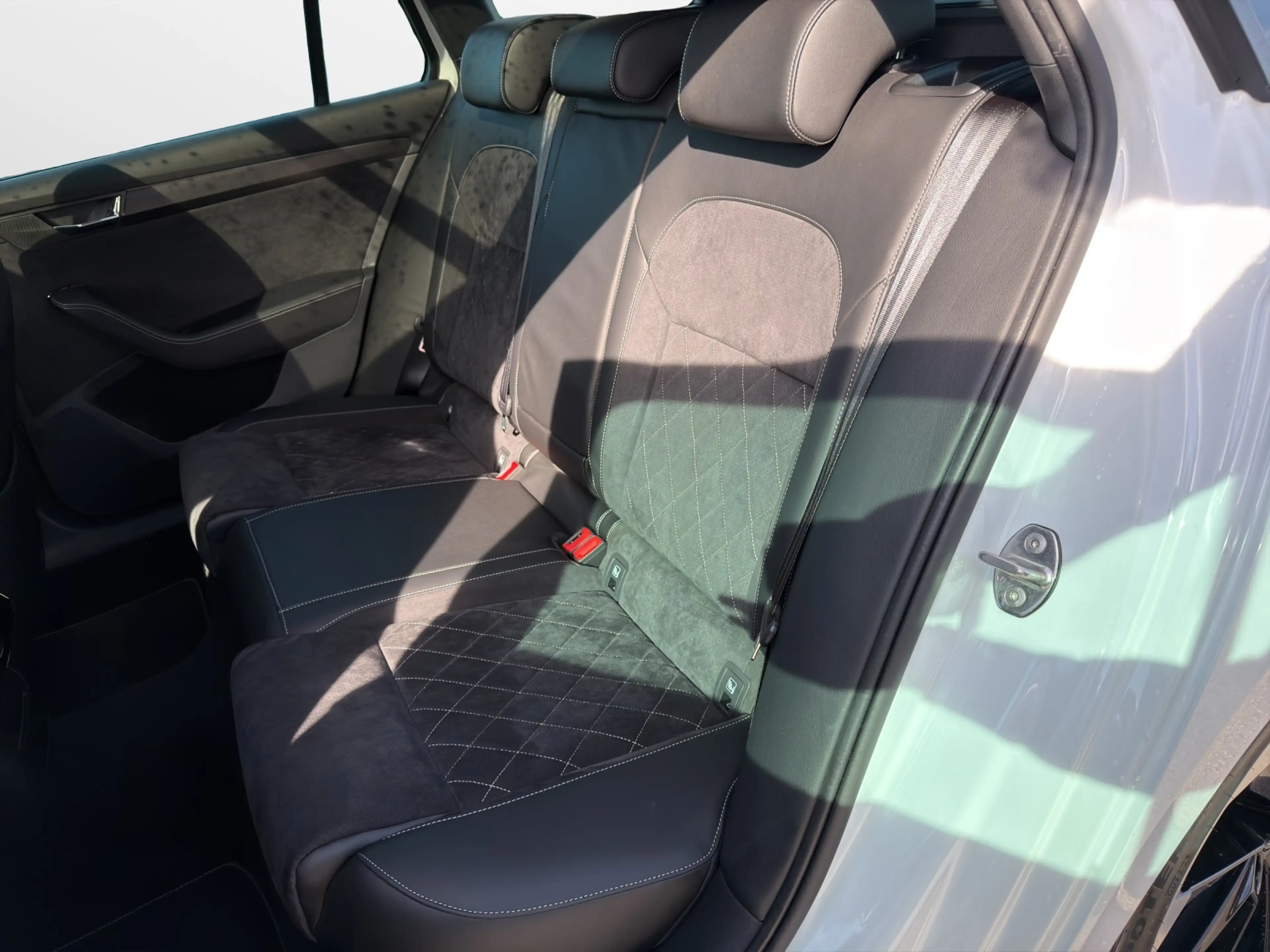 Skoda Superb Combi 1.4 TSI iV Sportline — photo 11