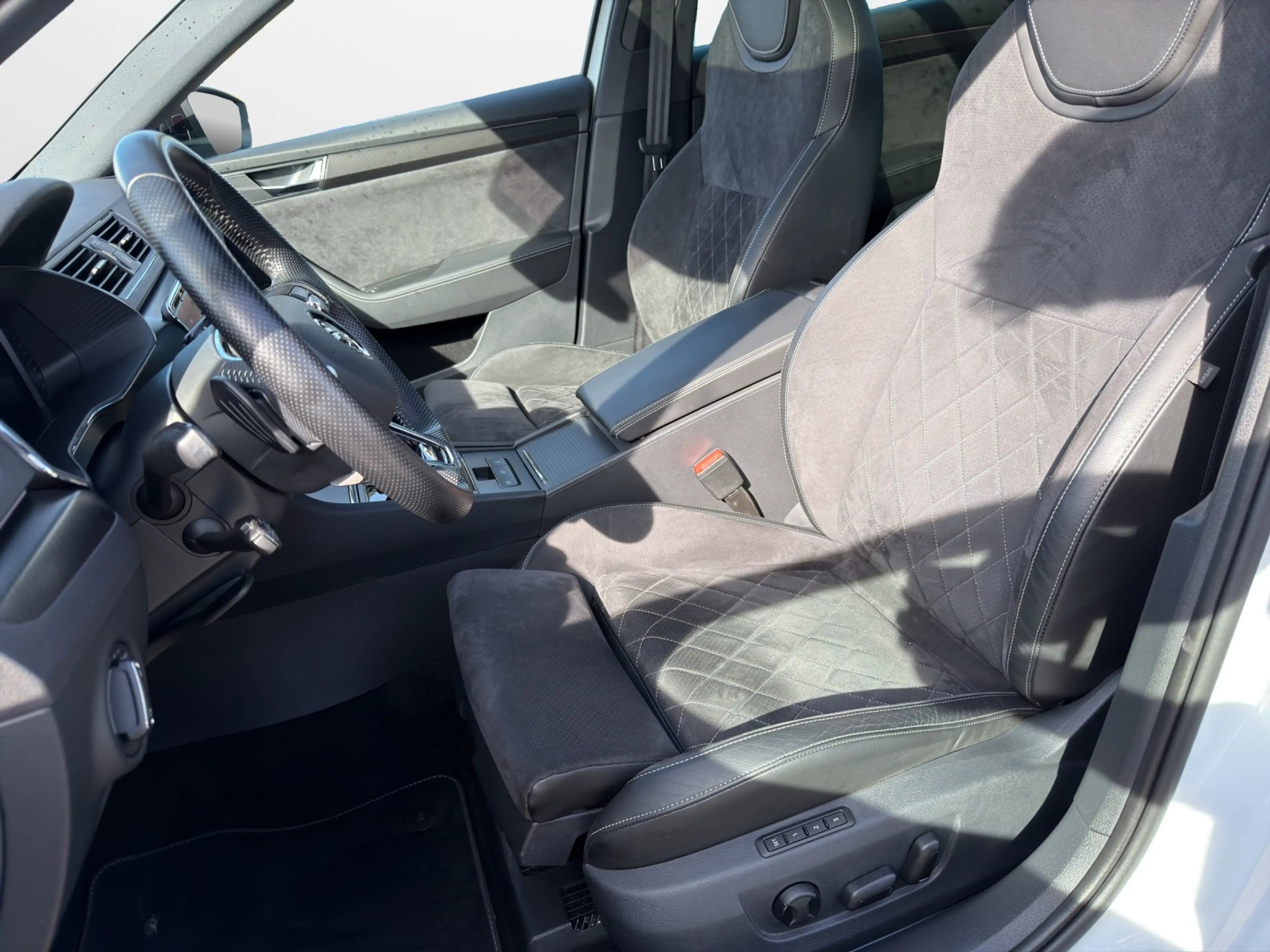Skoda Superb Combi 1.4 TSI iV Sportline — photo 7