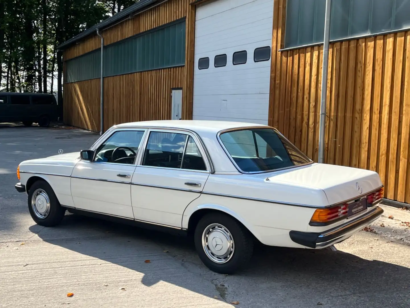 Mercedes-Benz 200 W123 Automatik, nur 74.000 Km, 1. Hand Weiß - 2