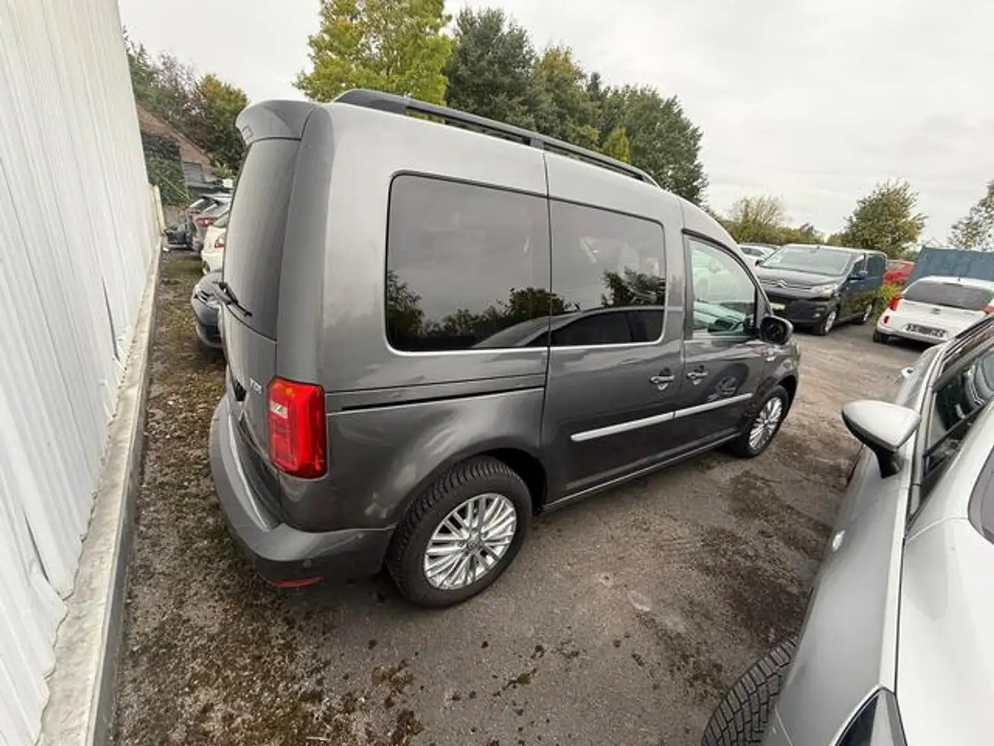Volkswagen Caddy 2.0TDI Beach 75kW Gris - 2