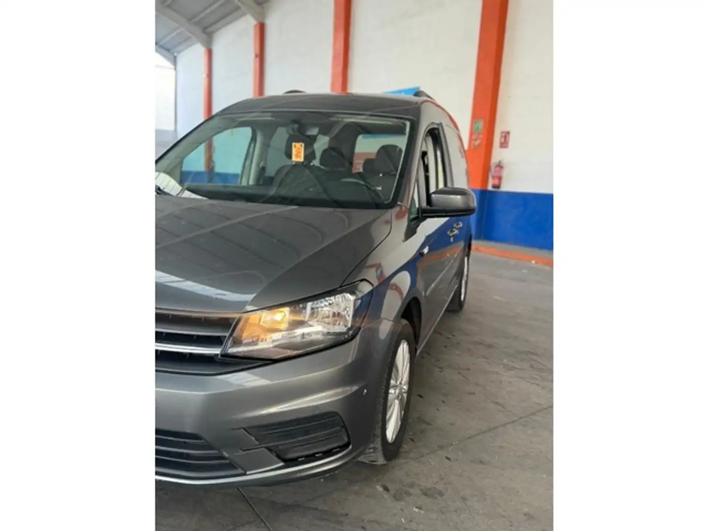 Volkswagen Caddy 2.0TDI Beach 75kW Grijs - 2