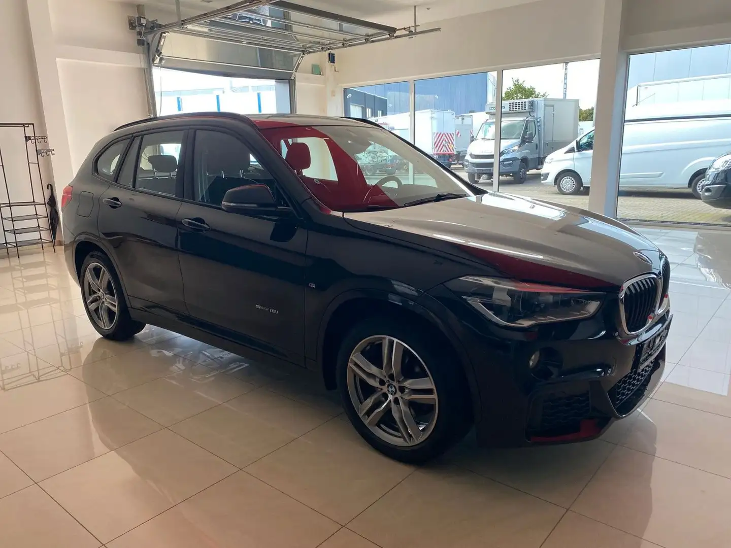 BMW X1 sDrive 18 i M Sport Schwarz - 2