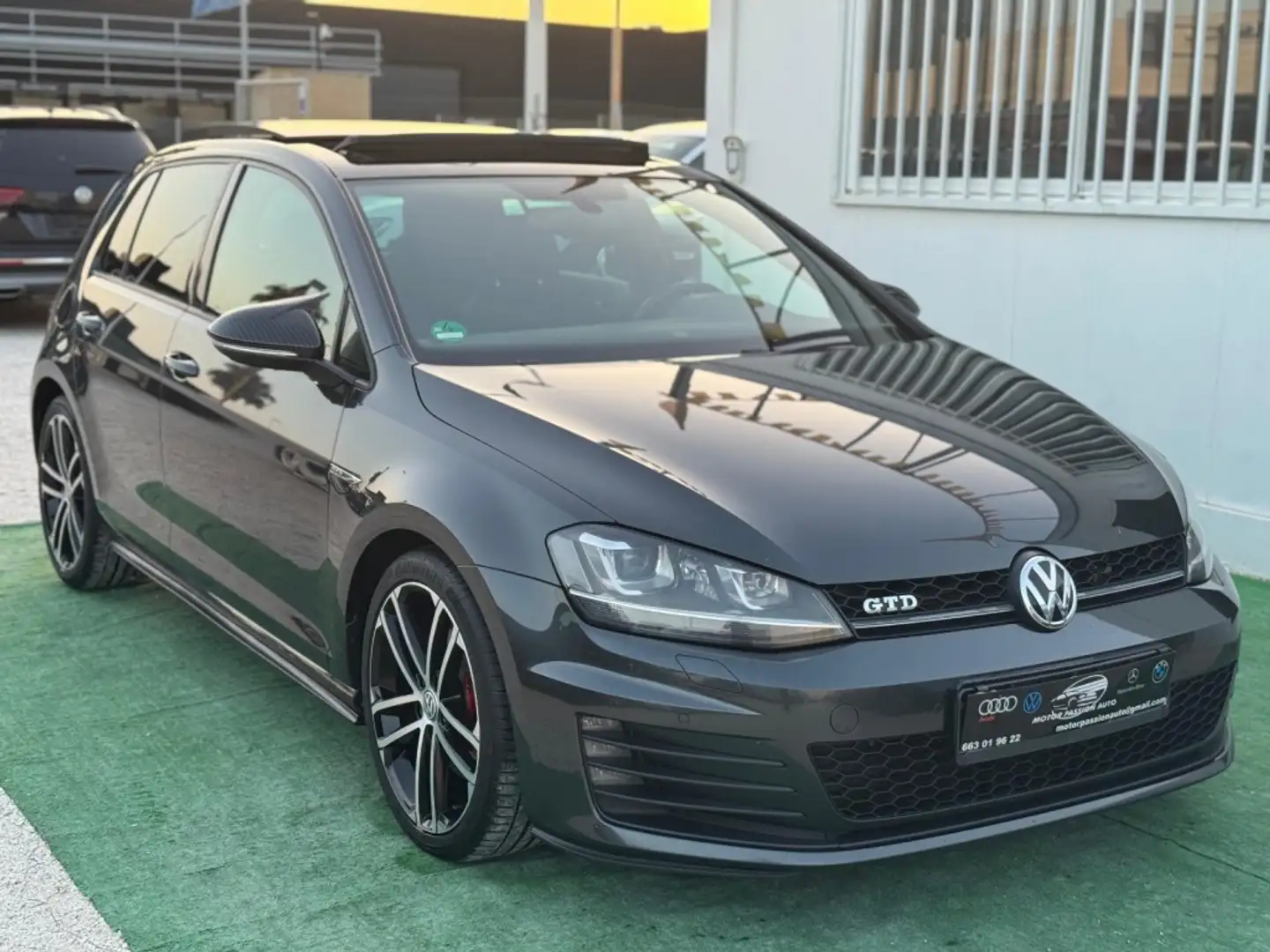 Volkswagen Golf Pequeño Automático de 5 Puertas Gris - 2