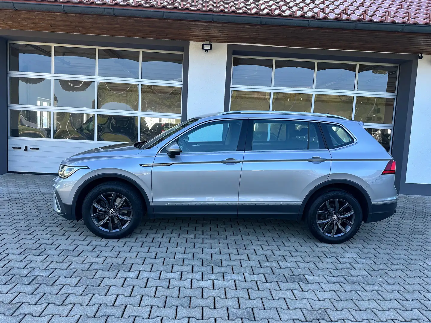 Volkswagen Tiguan Allspace 4Motion 2,0 TDI DSG *WSS-HZ*AHV*RFK*DIGITAL*LED* Silber - 2