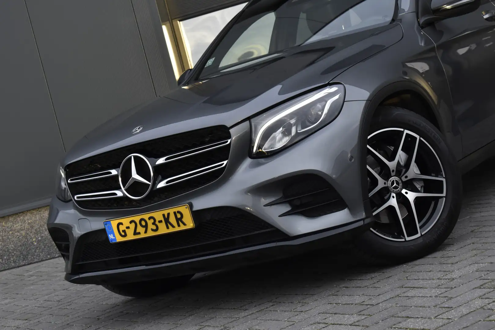 Mercedes-Benz GLC 220 d 4MATIC Business Solution AMG Pano - Trekhaak - C Grijs - 2