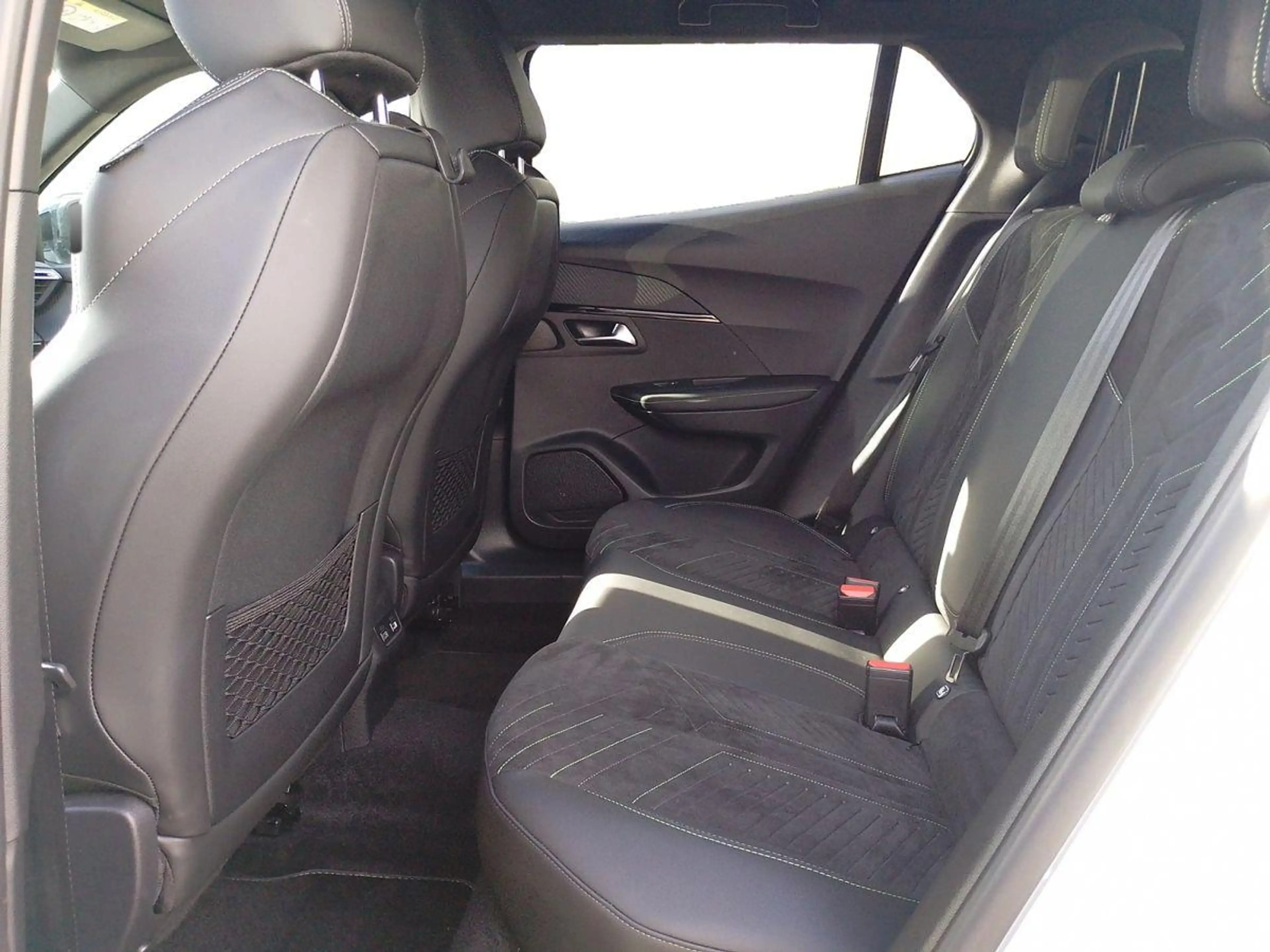 Peugeot 2008 GT 130 EAT8 Massage/NAVI/SHZ/AHK/360°/ACC — photo 14