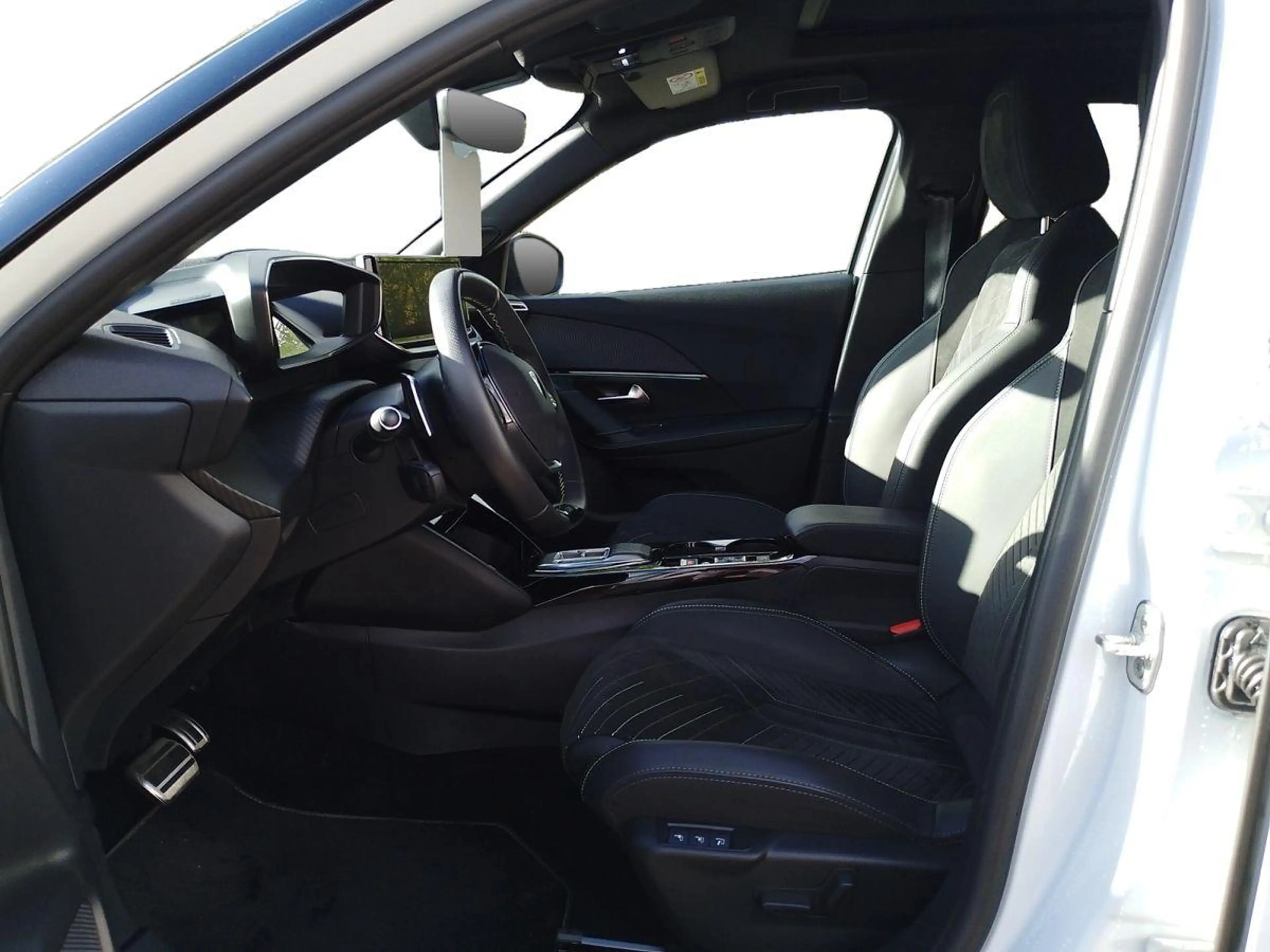 Peugeot 2008 GT 130 EAT8 Massage/NAVI/SHZ/AHK/360°/ACC — photo 6