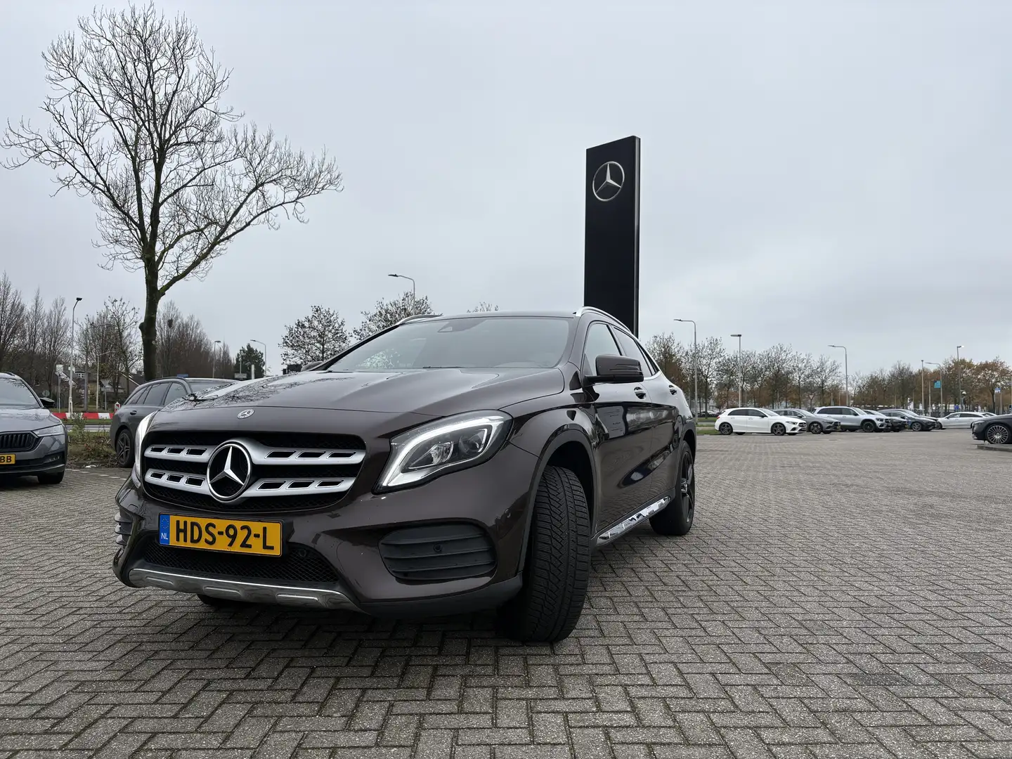 Mercedes-Benz GLA 180 Premium Plus Brązowy - 1