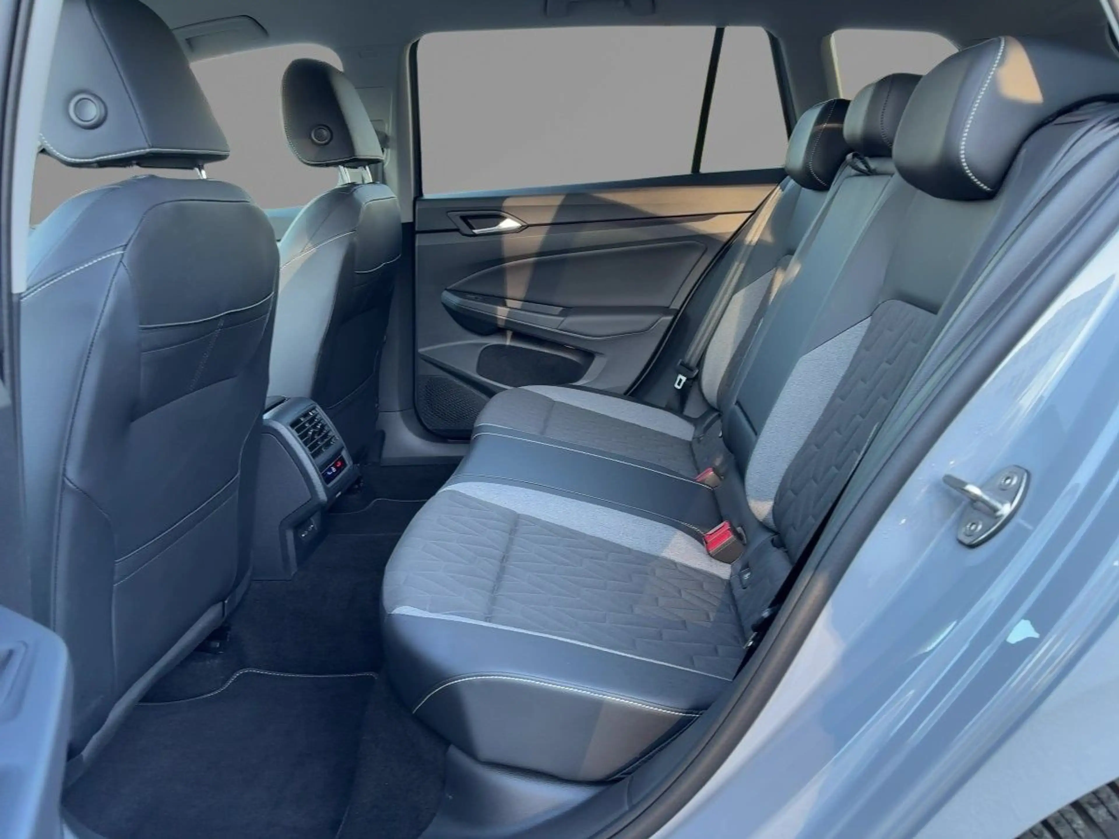 Volkswagen Golf Variant Life 1.5l eTSI OPF 7-Gang-DSG — photo 7