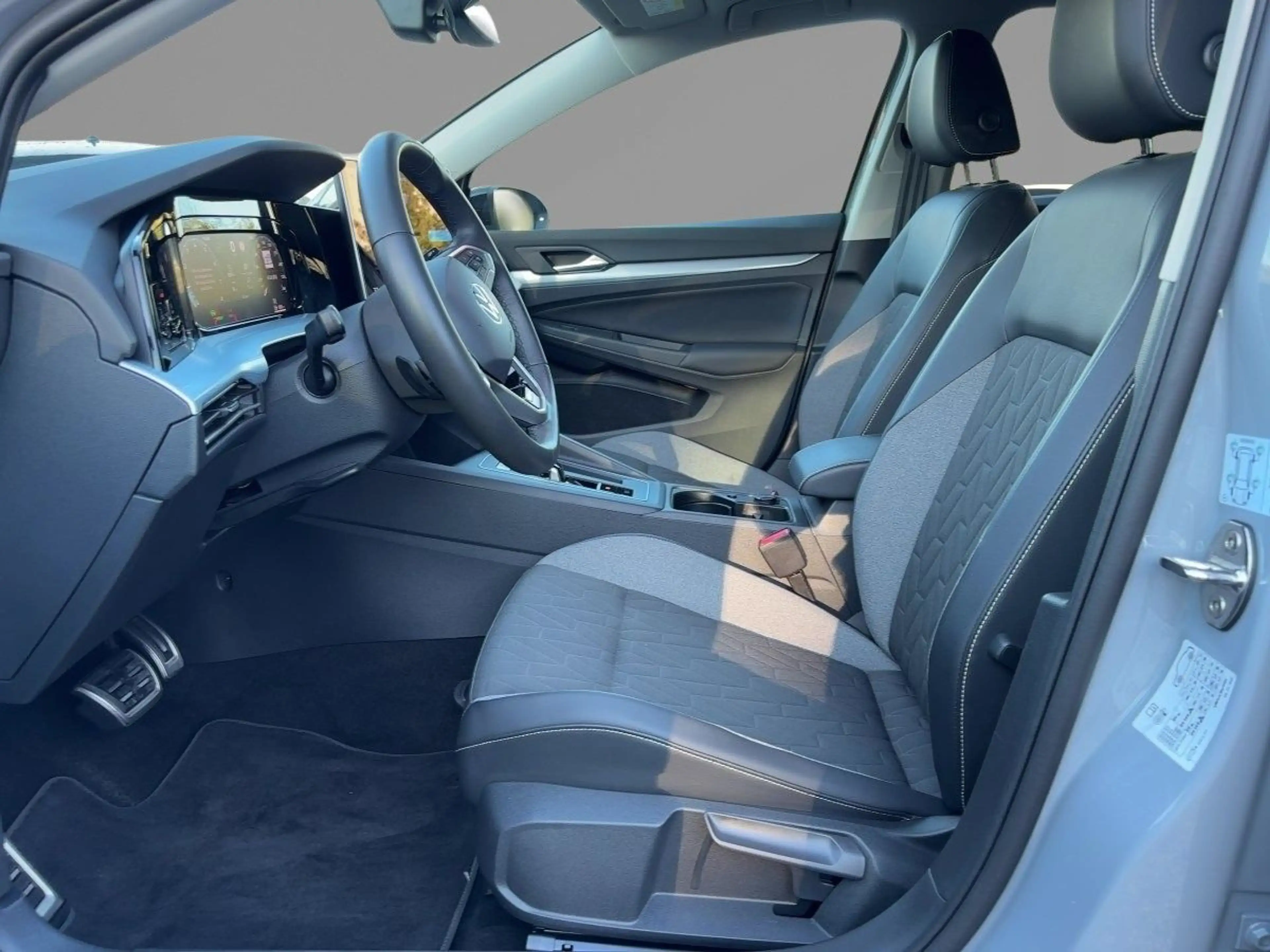 Volkswagen Golf Variant Life 1.5l eTSI OPF 7-Gang-DSG — photo 6
