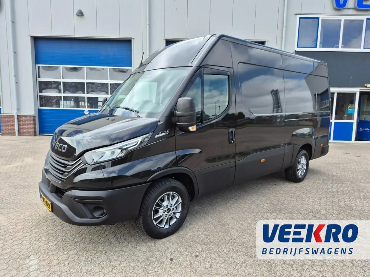 Iveco Daily 3500Kg 160PK automaat. UIT VOORRAAD LEVERBAAR! BPM Zwart - 2