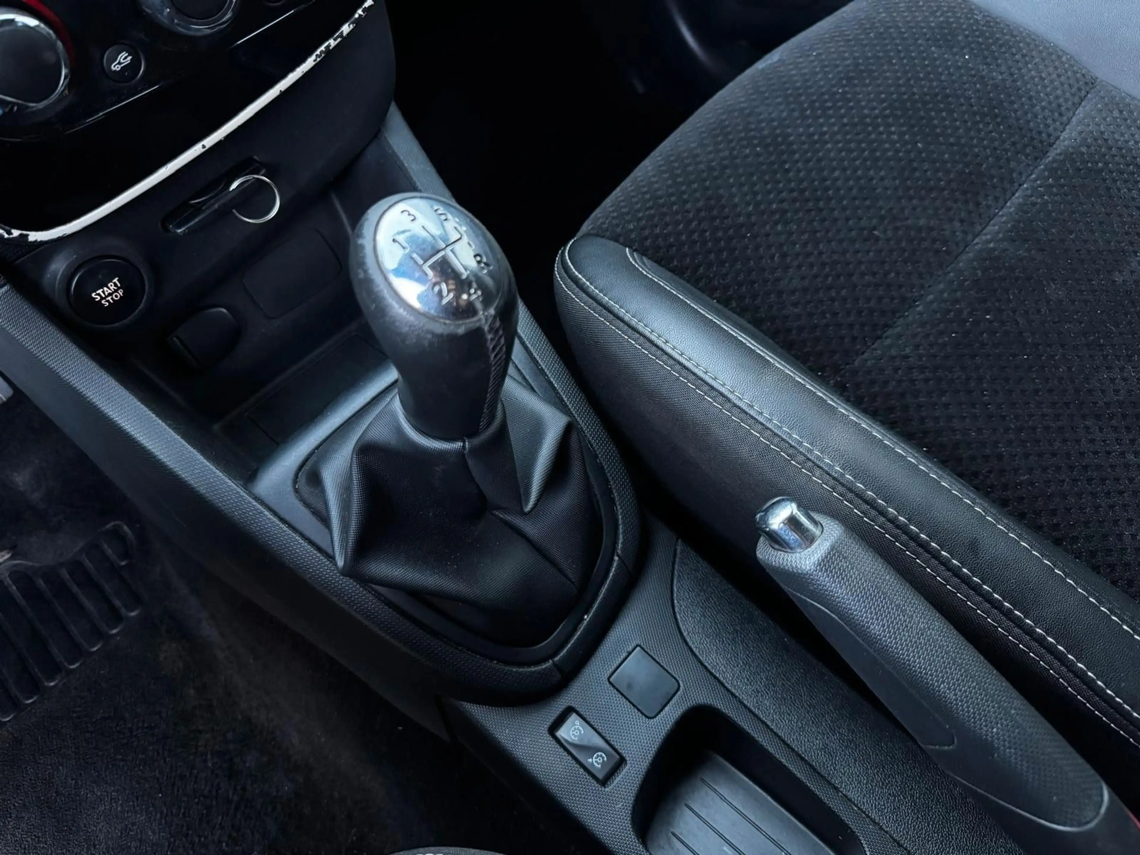 Renault Clio IV Expression Klima Tüv Neu LED — photo 14