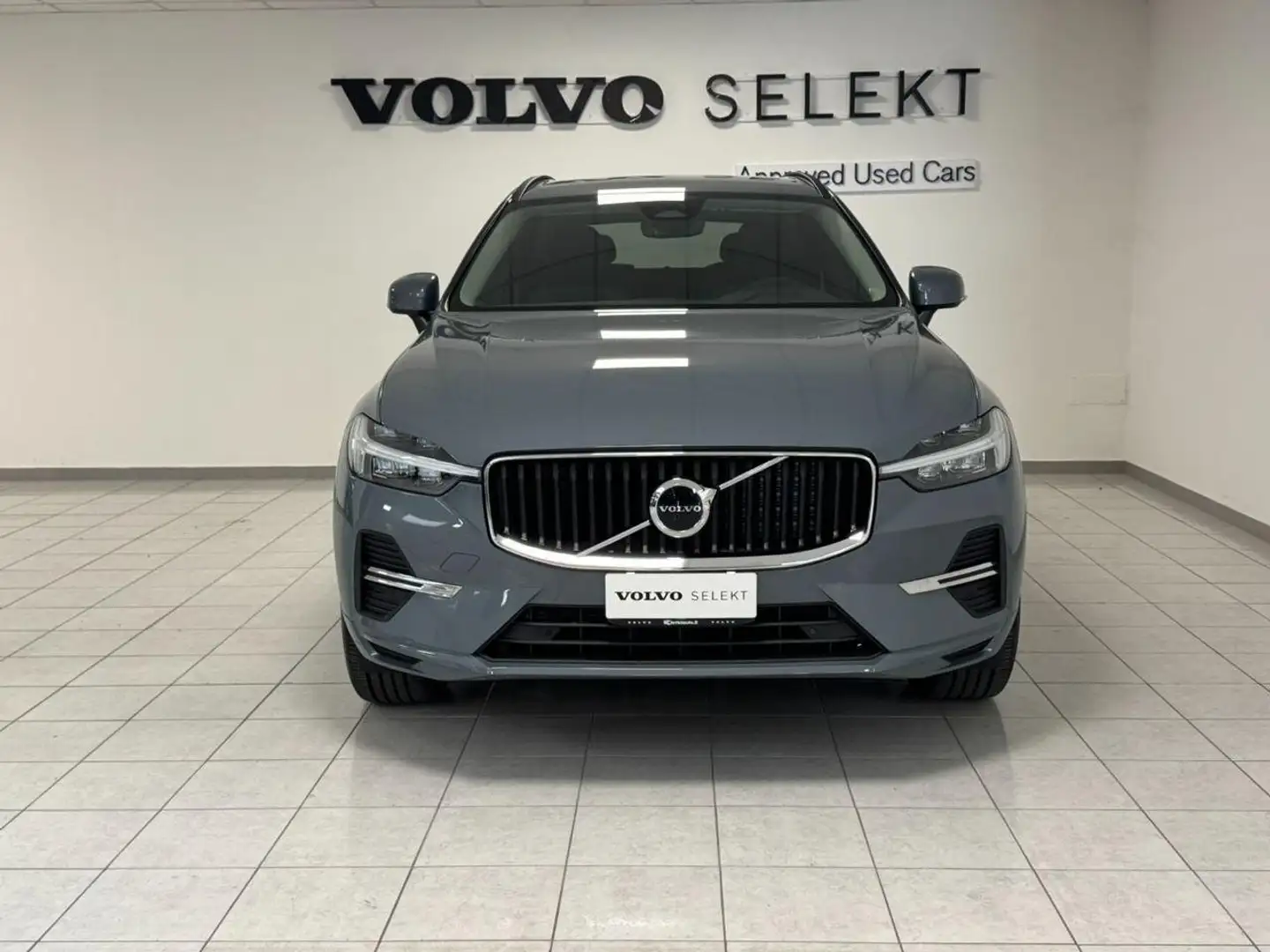 Volvo XC60 B4 (d) automatico Core - KM0 Grigio - 2