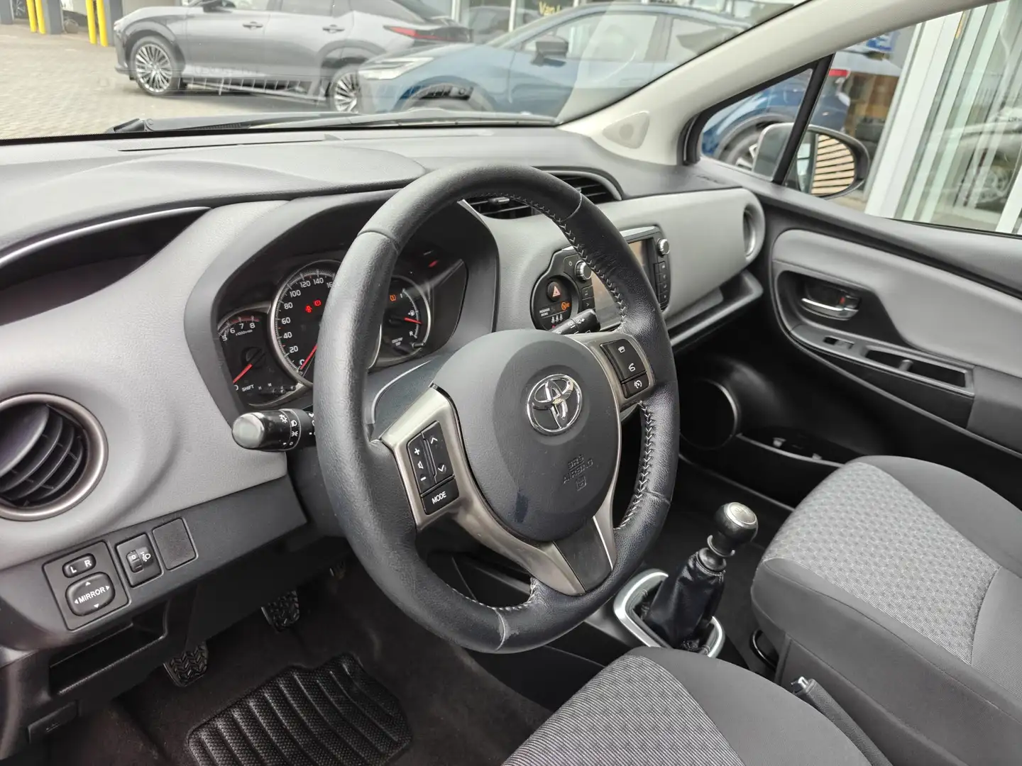 Toyota Yaris 1.3 VVT-i ASPIRATON 5-DEURS TREKHAAK BLUETOOTH NAV Bruin - 2