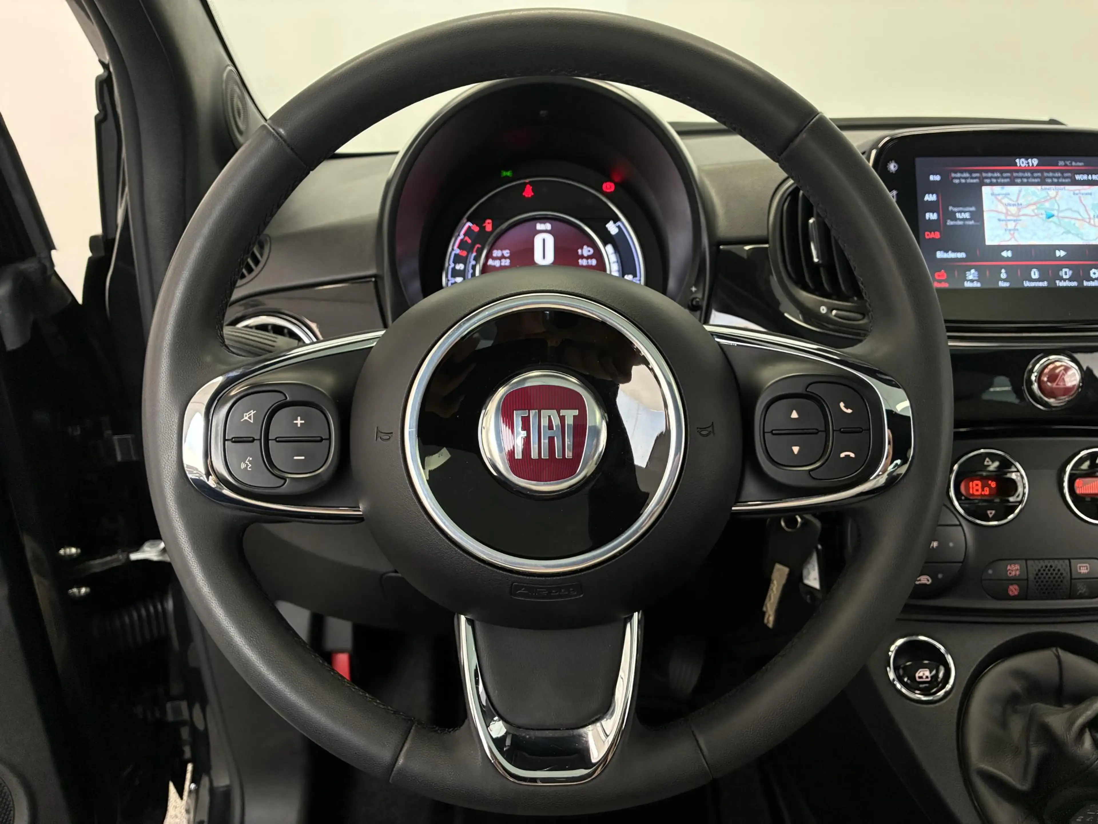 Fiat 500 1.0 Hybrid Dolcevita | PANO | CARPLAY | PDC | — photo 25