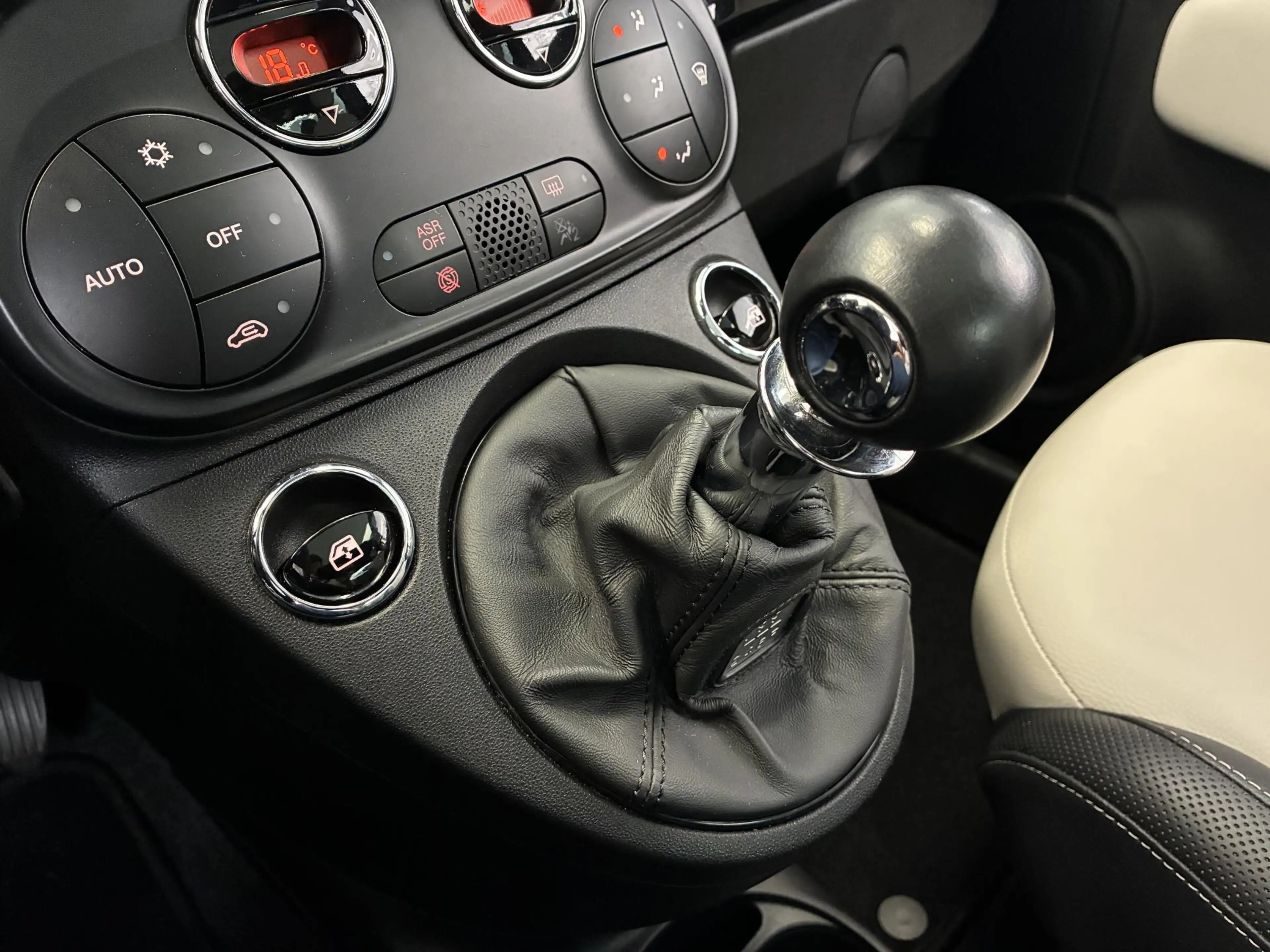 Fiat 500 1.0 Hybrid Dolcevita | PANO | CARPLAY | PDC | — photo 31