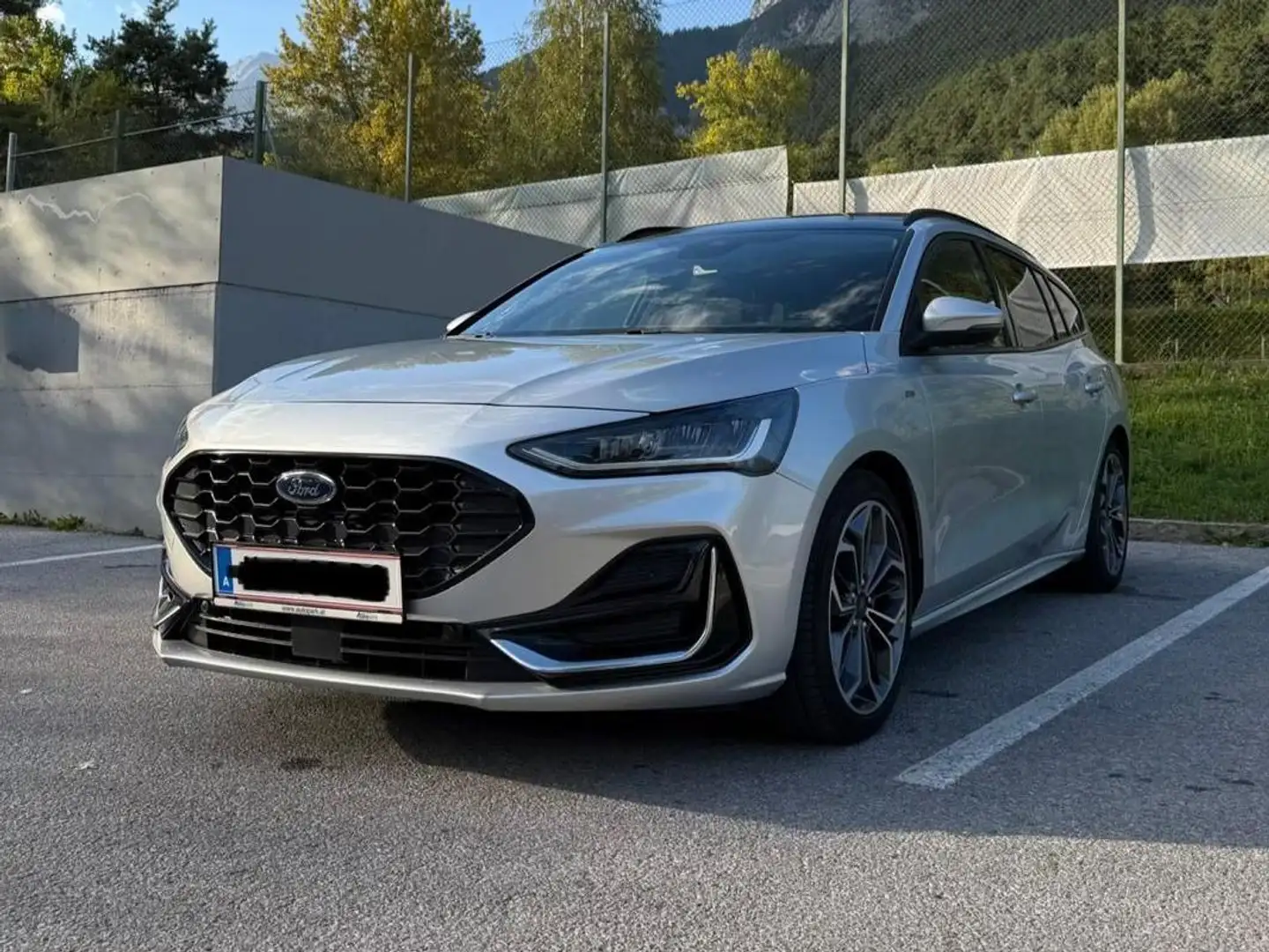 Ford Focus Focus Turnier 1,0 EcoBoost Hybrid ST-Line Vignale Aut. Silber - 1