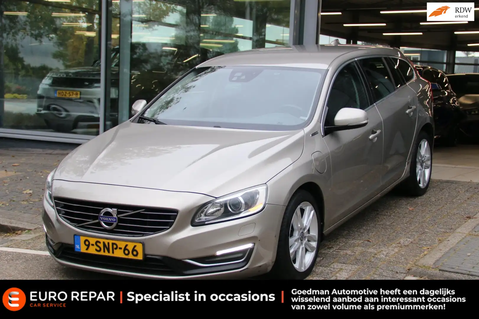Volvo V60 2.4 D6 AWD Plug-In Hybrid Summum Grijs - 1