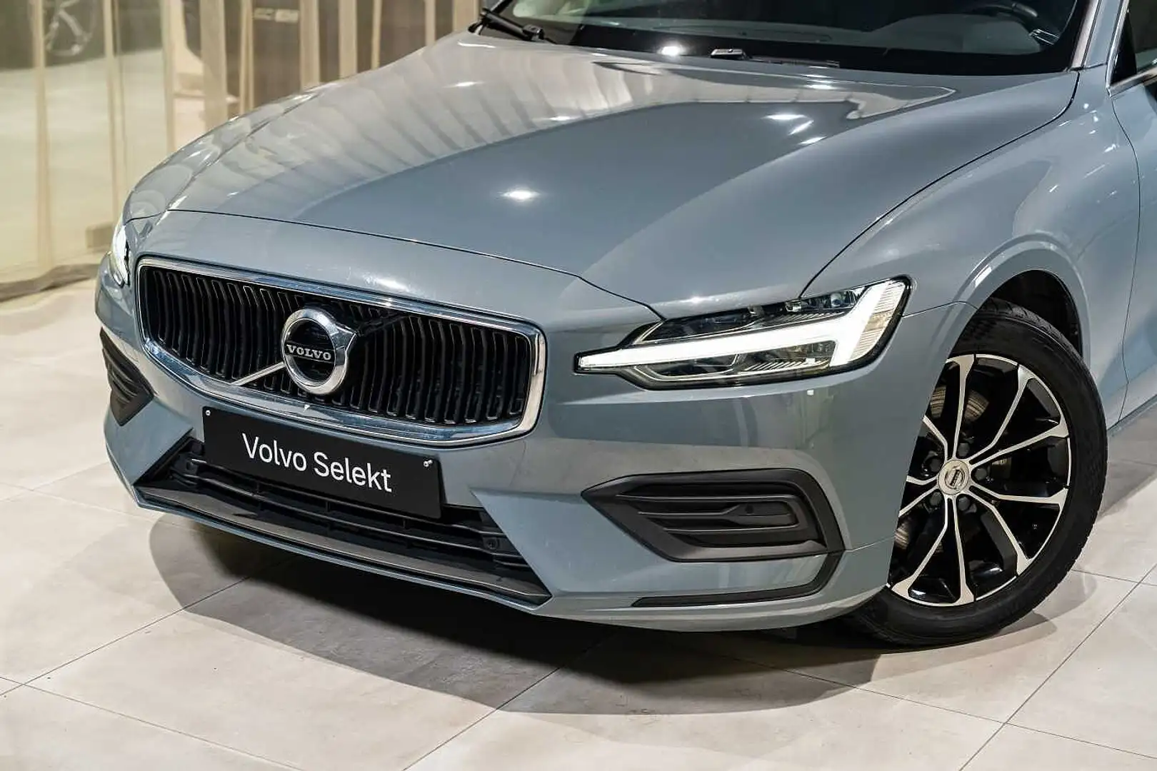 Volvo V60 Momentum Pro, B3 mild hybrid Grau - 2