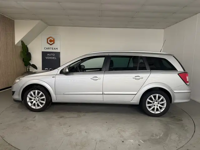 Opel Astra view 5