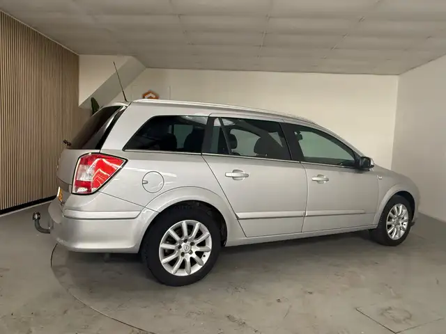 Opel Astra view 7