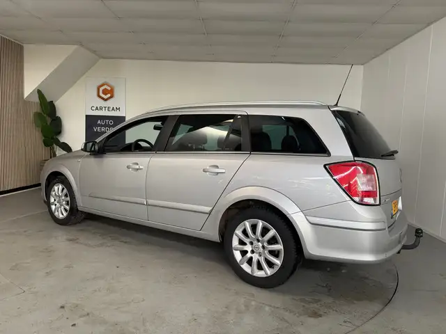 Opel Astra view 2