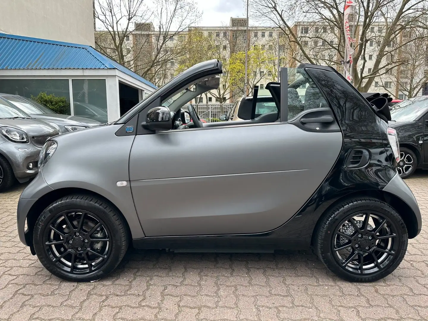 smart forTwo fortwo Cabrio EQ*EXCL*60kW*NAV*SHZ*JBL*KAM*22kW Noir - 2