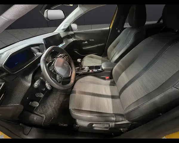 Peugeot 208 view 9