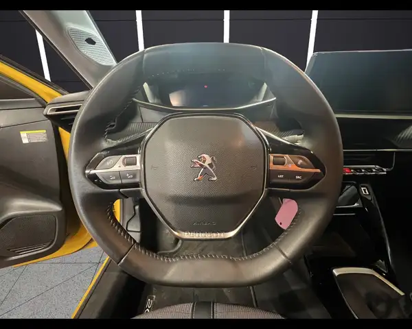 Peugeot 208 view 11