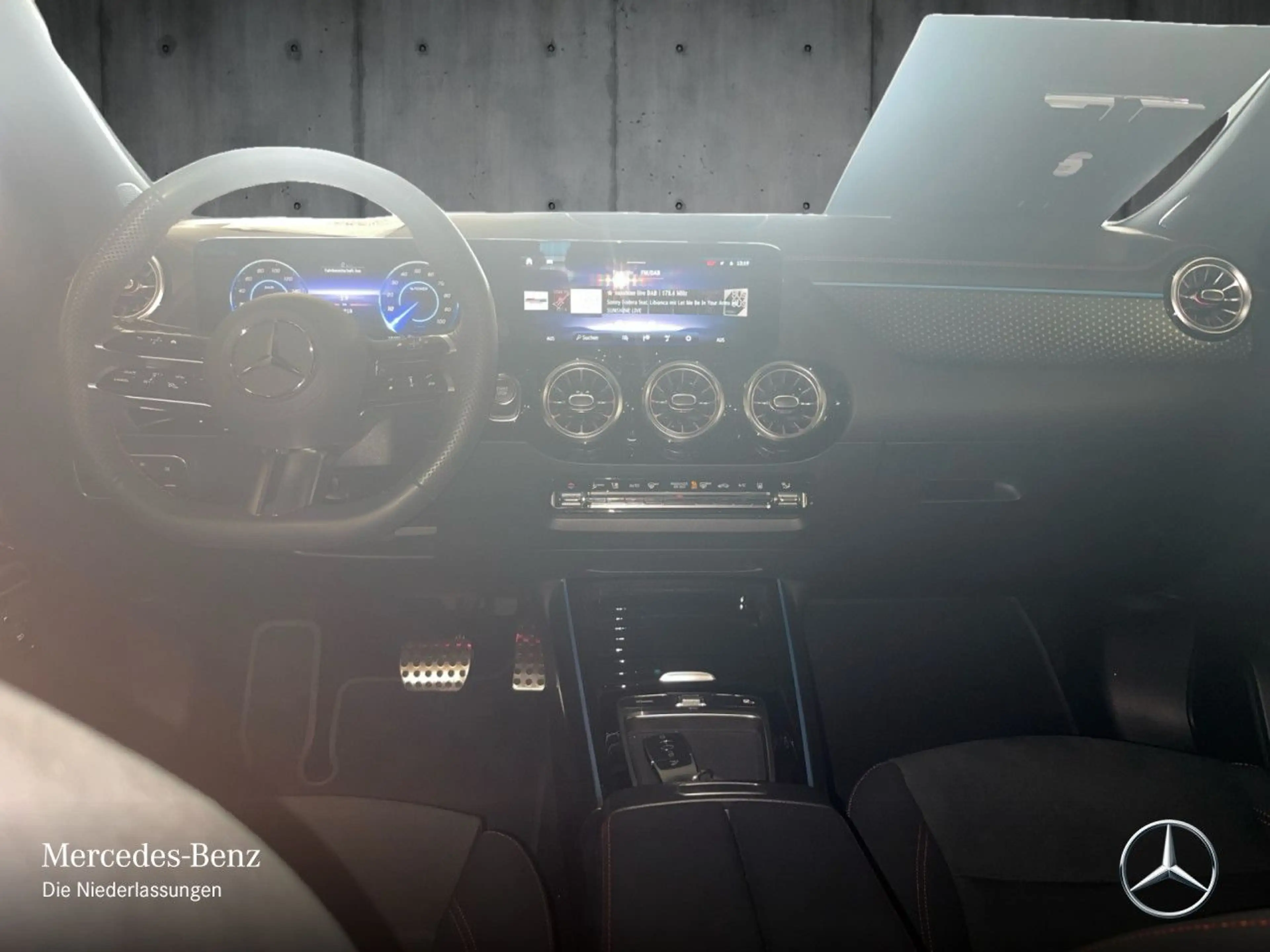Mercedes-Benz EQA 300 4M AMG+NIGHT+ADVANCED+AHK+KAMERA+SPUR — photo 13