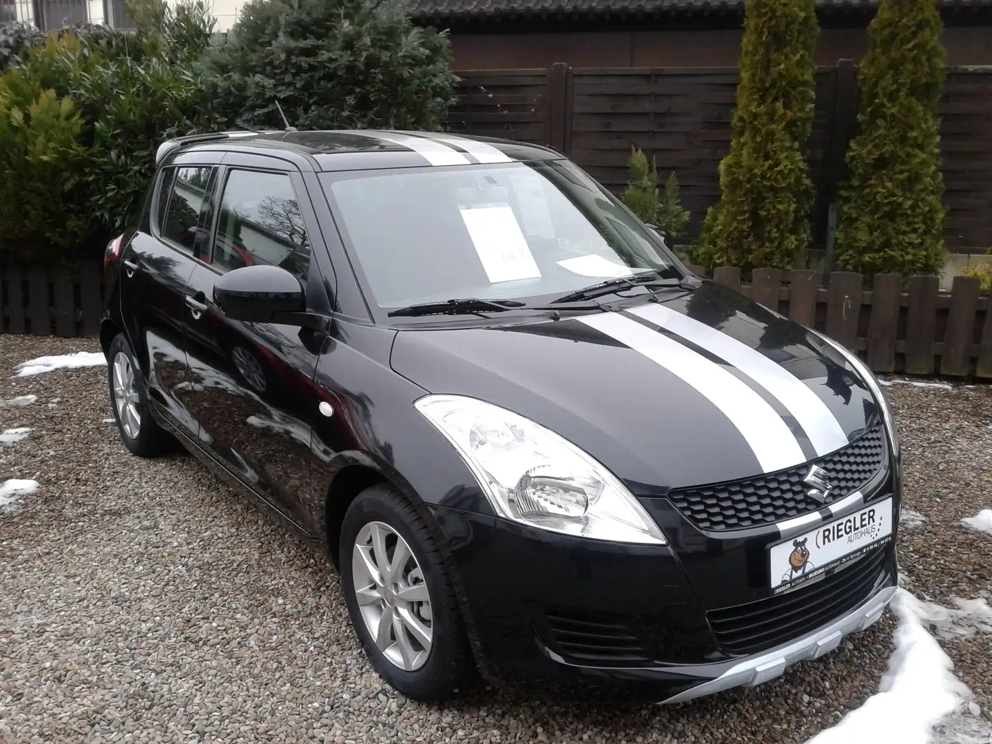 Suzuki Swift 5-Türer 1.2 Club Garagenfahrzeug Czarny - 1