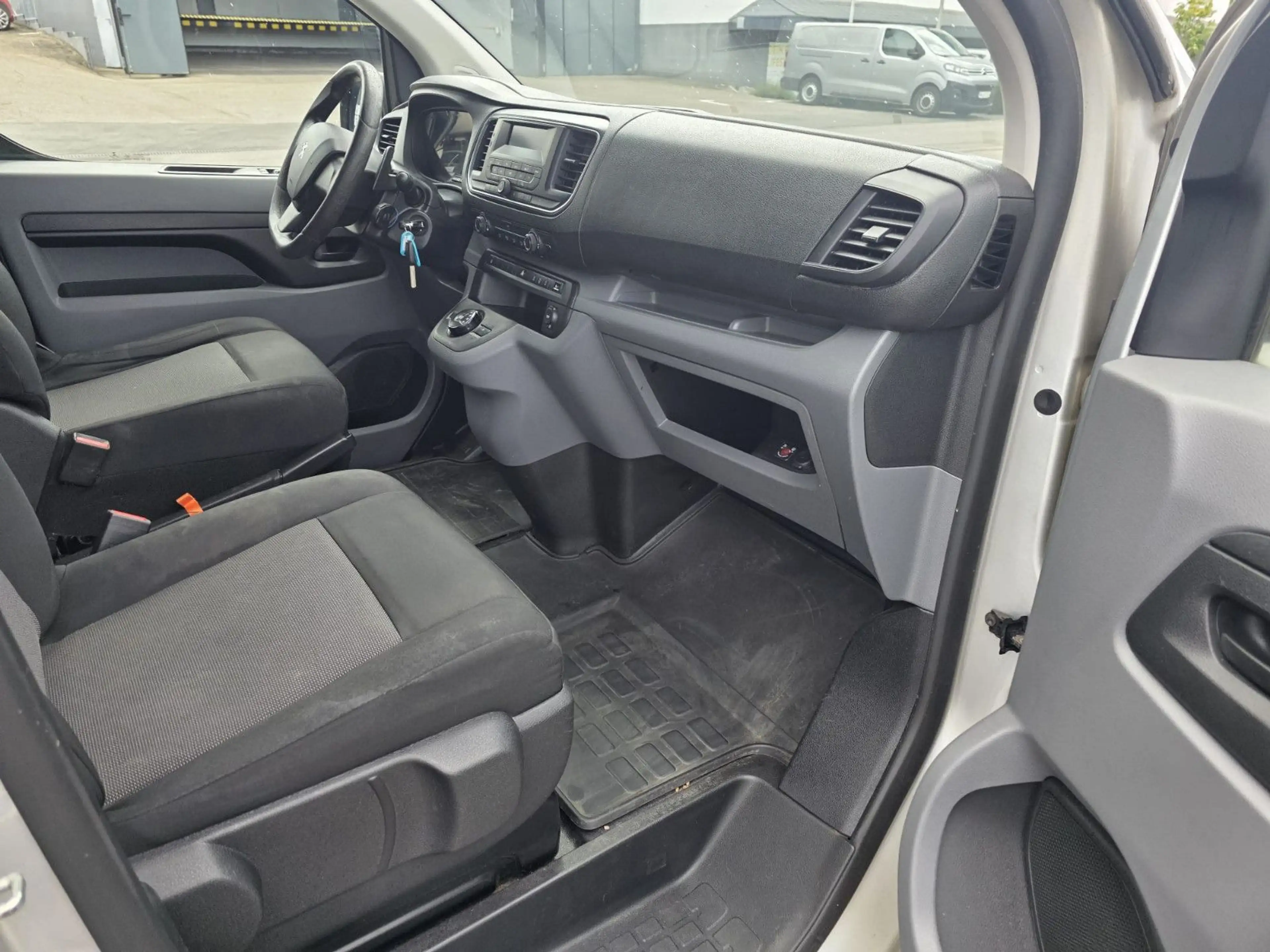 Peugeot Expert Kombi L2 Rollstuhlrampe — photo 11