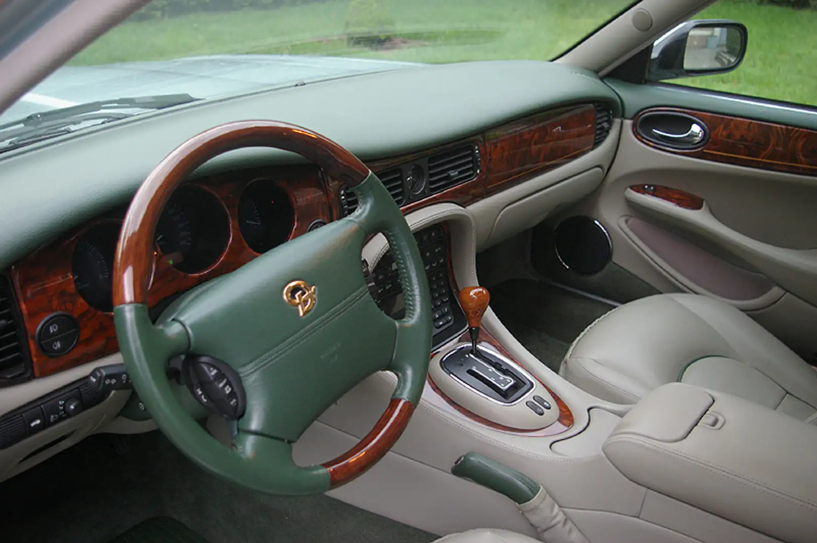 Daimler Super V8 SUPERCHARGED LWB Grün - 2